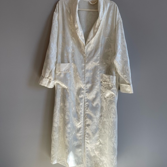 Vintage Gold Label Victoria’s Secret Ivory Satin Robe with Floral Detail - Picture 4 of 9